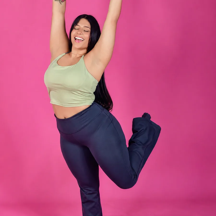 Alejandra en un salto con los brazos extendidos hacia arriba